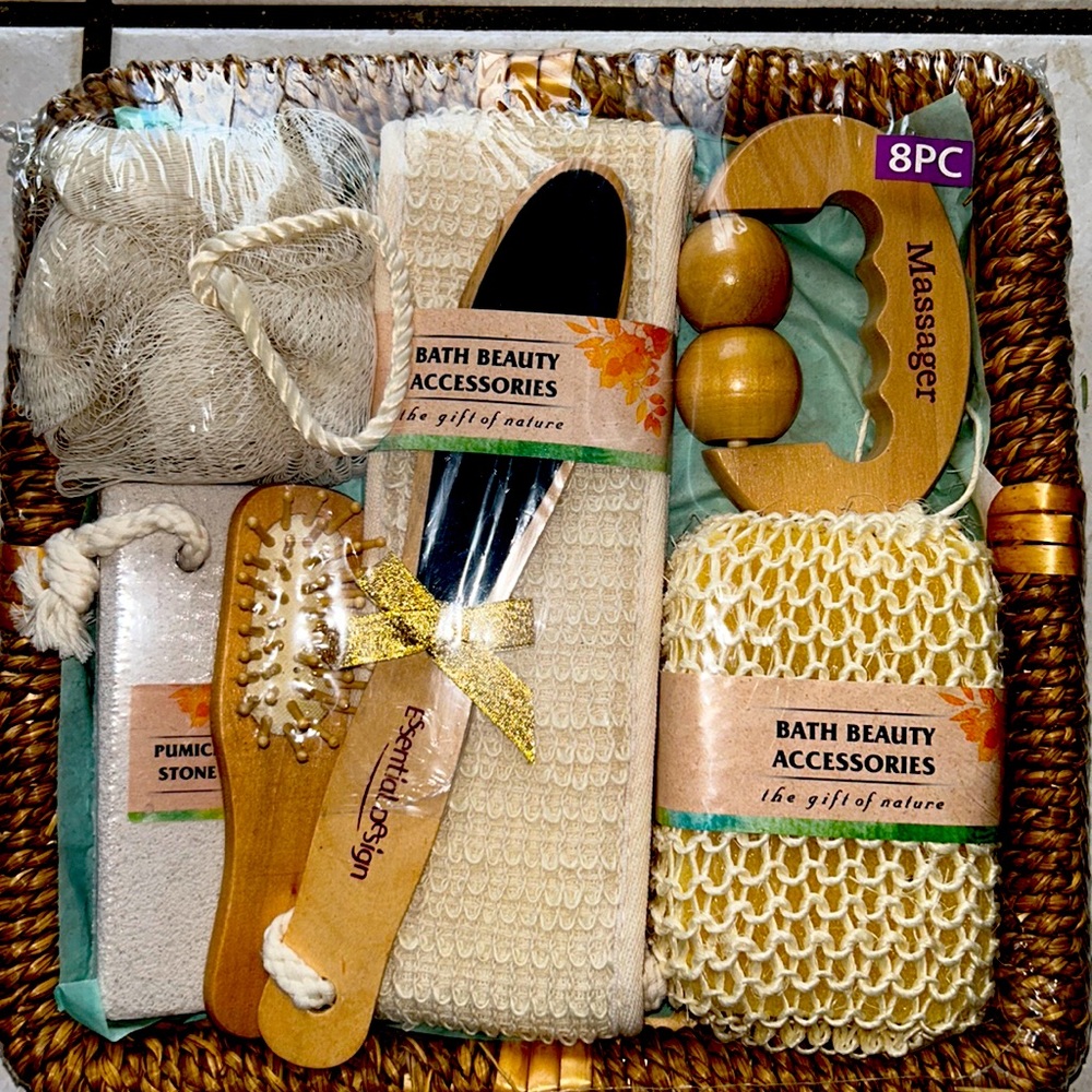 8 piece bath set. Brand new.